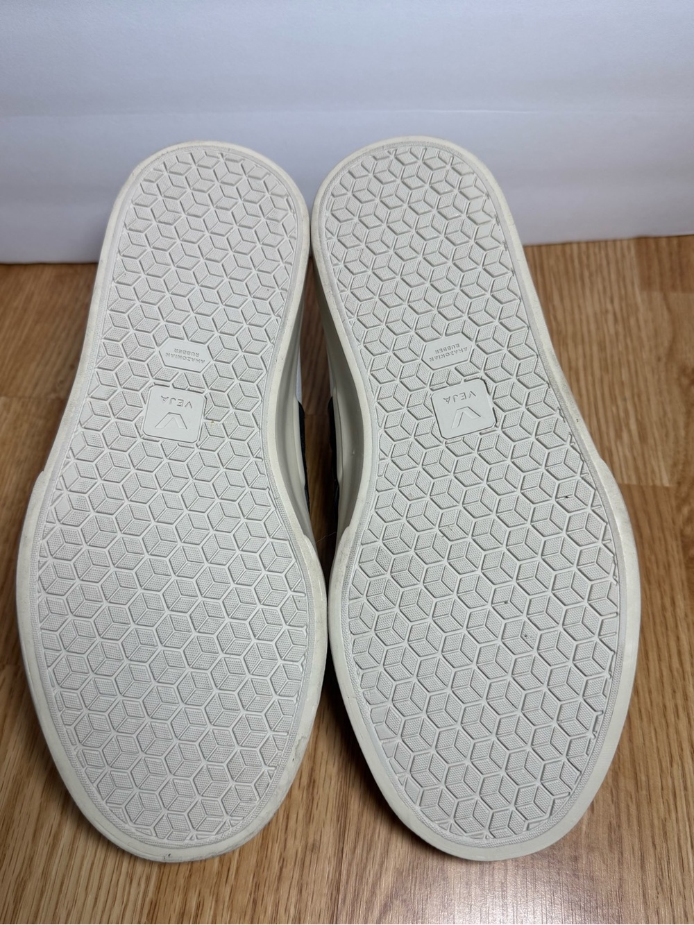 Veja White Low-Top Sneakers with Black V Logo - Picture 4 of 5